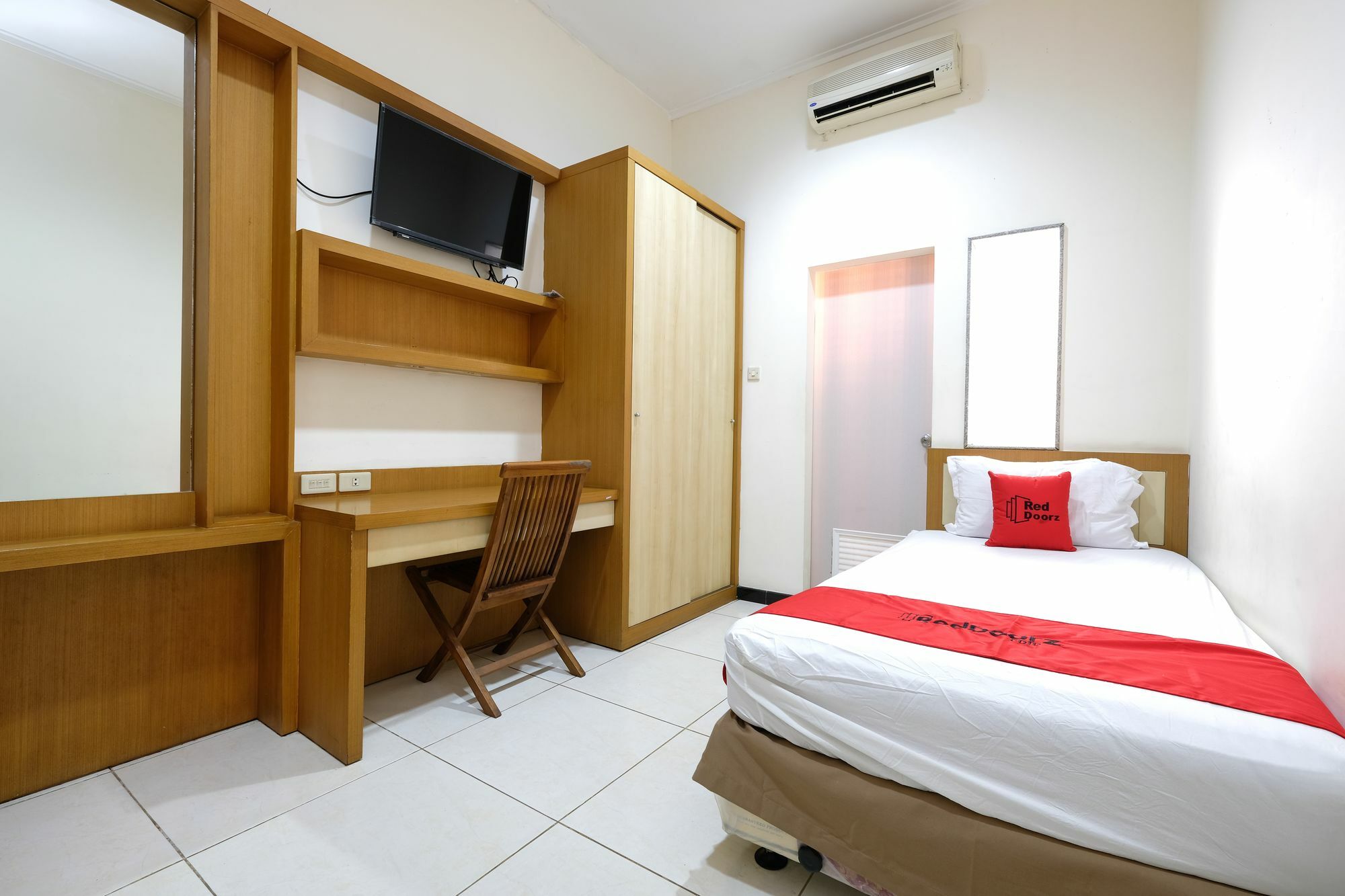 Reddoorz Plus Near Simpang Lima Semarang Exteriör bild